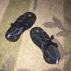 Boys size 1 keens
